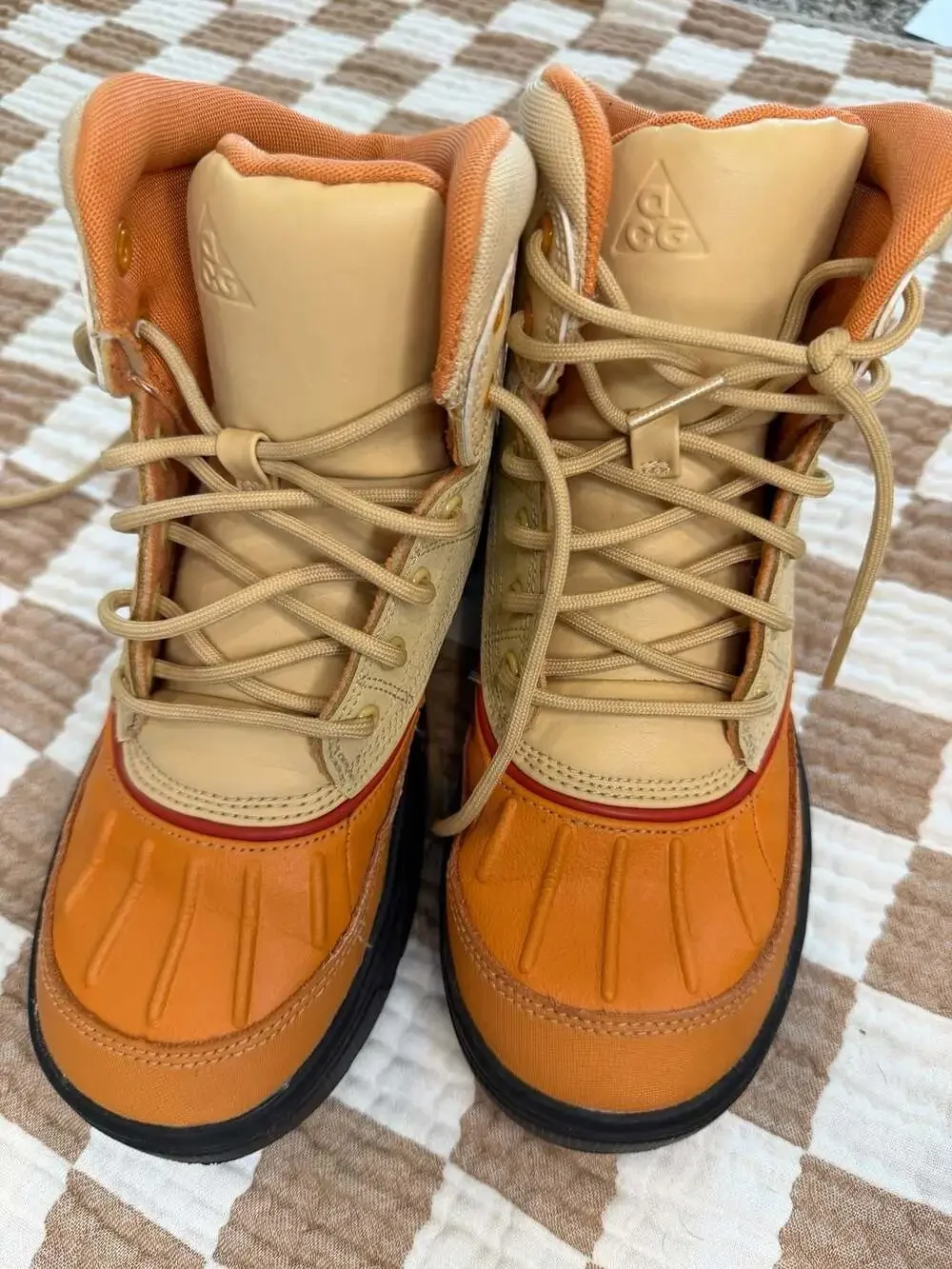 Nike ACG Woodside 2 Size 4.5Y Golden Moss Orange Boots